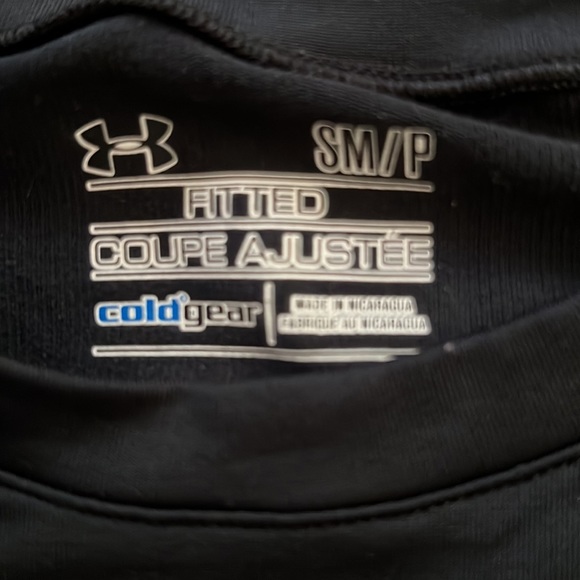 Under armor fitted black undershirt - Picture 2 of 2